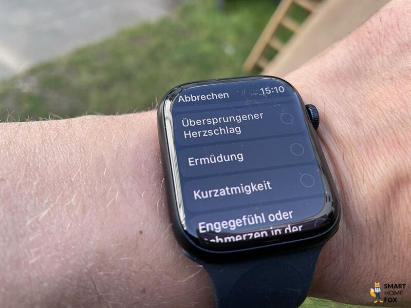 Man sieht, wie bei der EKG-Funktion auf der Apple Watch Series 7, mögliche Symptome abgefragt werden.
